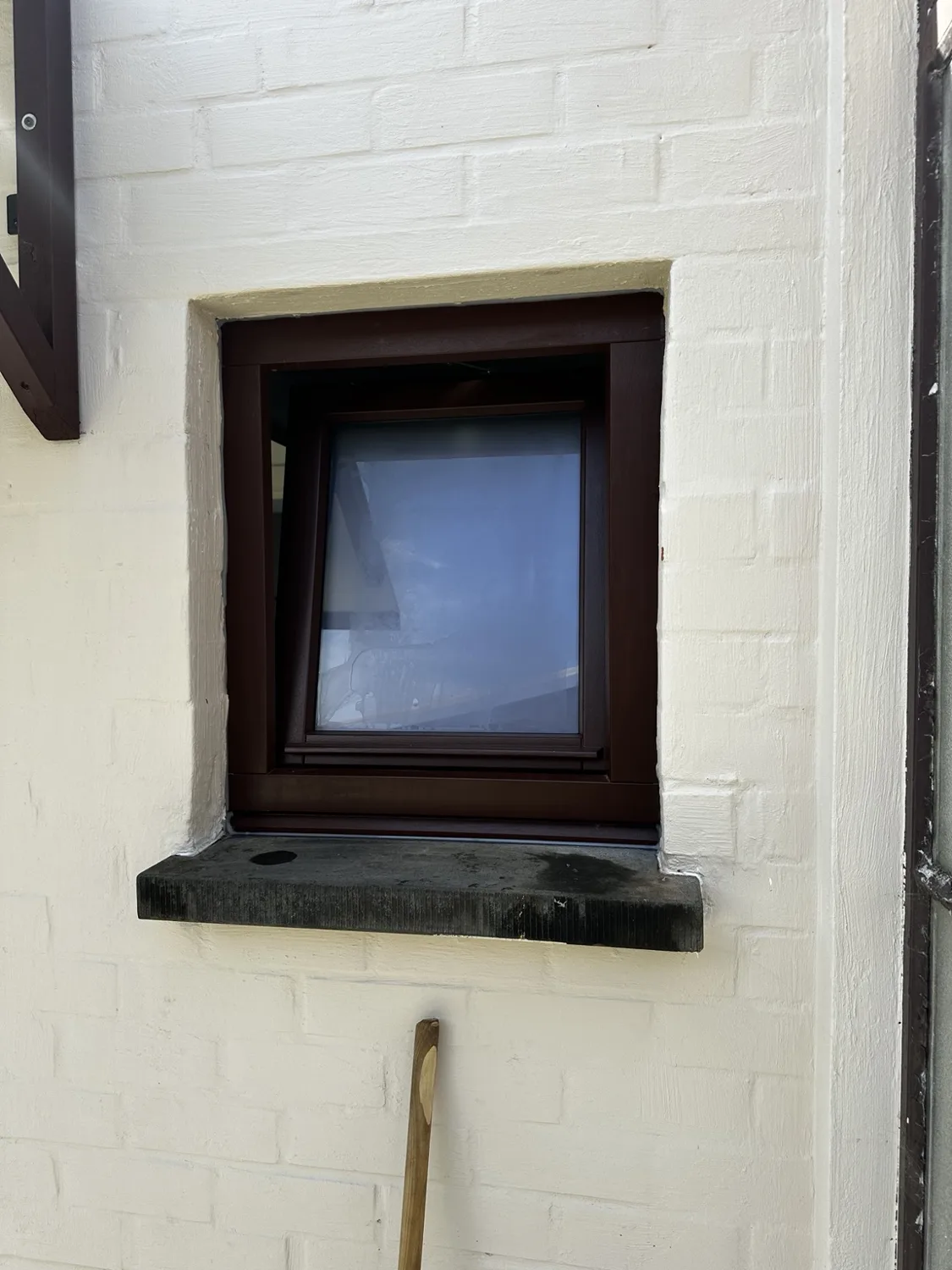 Bruin opendraaiend raam – realisatie Glas- & Schrijnwerken Tom Cools
