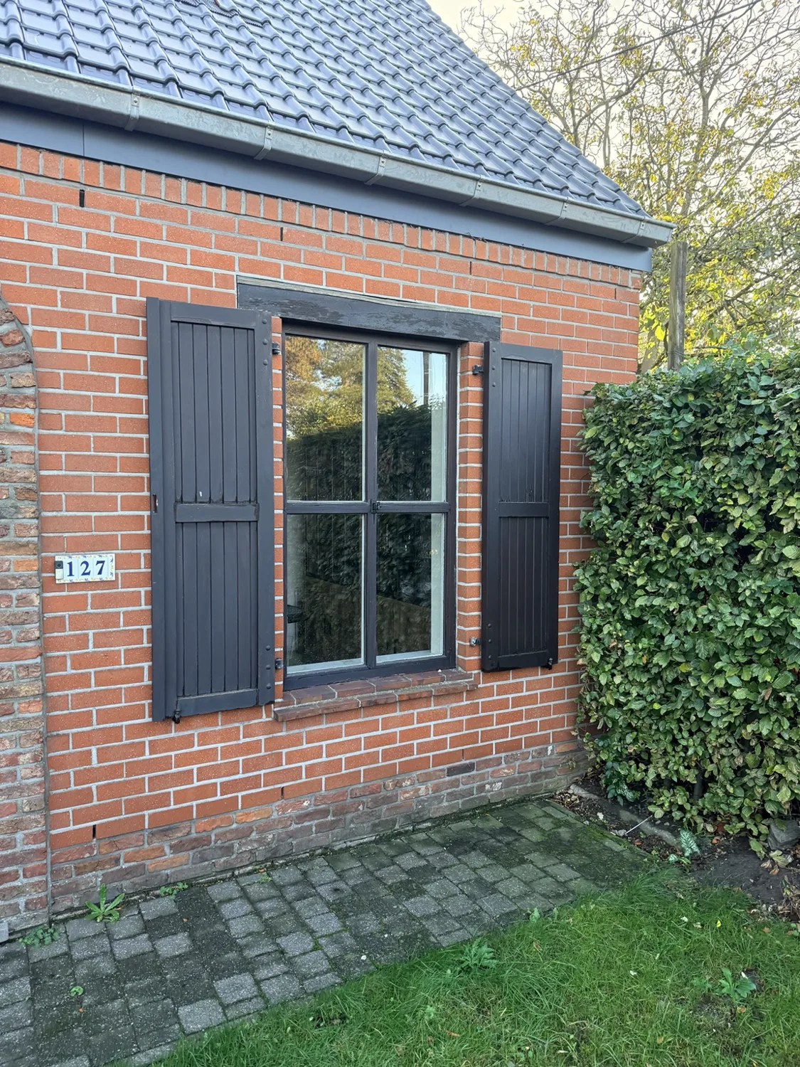 Raam met houten luiken – realisatie Glas- & Schrijnwerken Tom Cools
