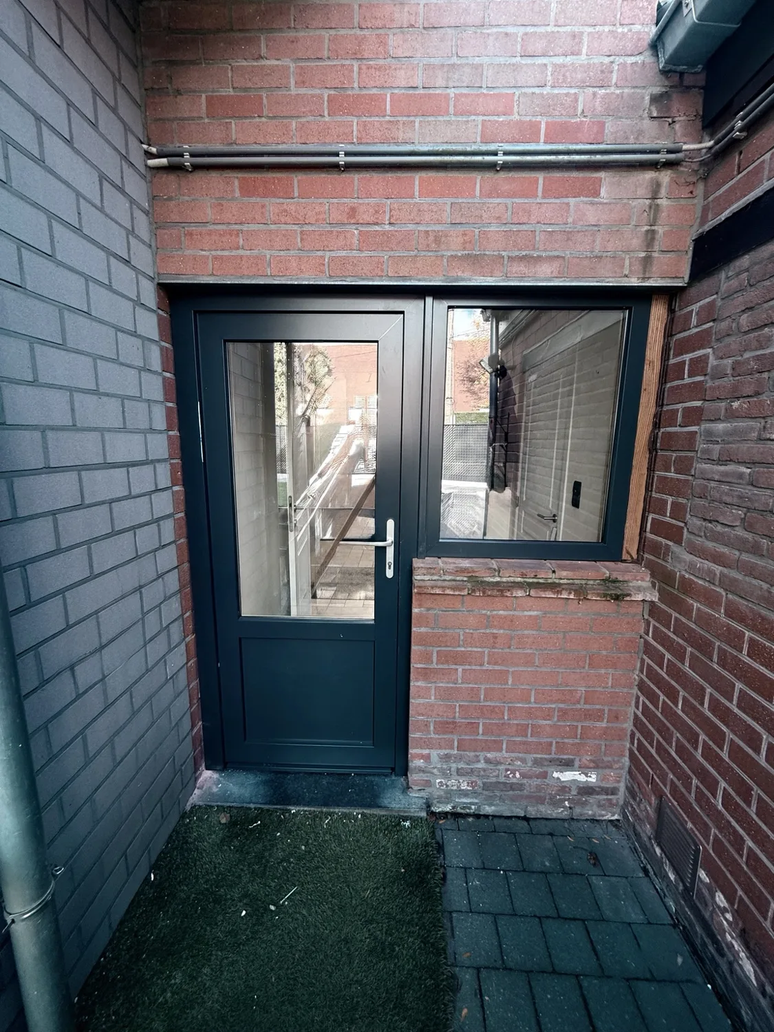 Buitendeur met zijraam – realisatie Glas- & Schrijnwerken Tom Cools