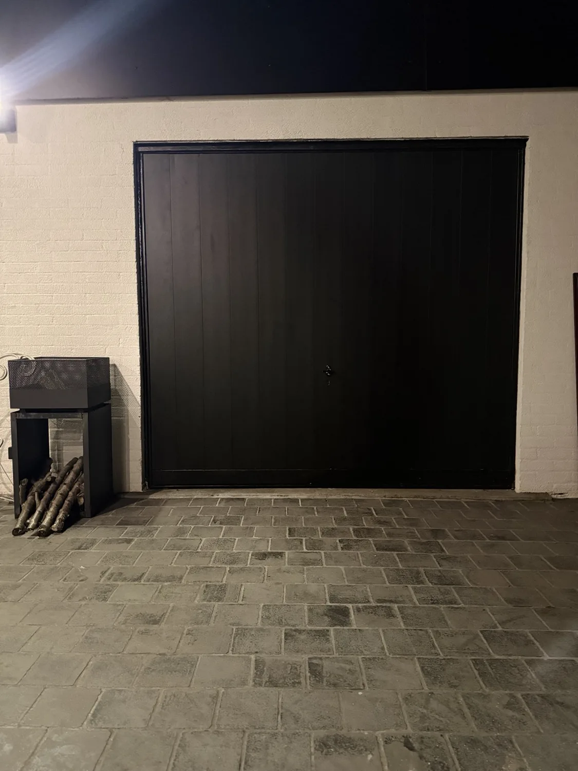 Zwarte garagepoort – realisatie Glas- & Schrijnwerken Tom Cools