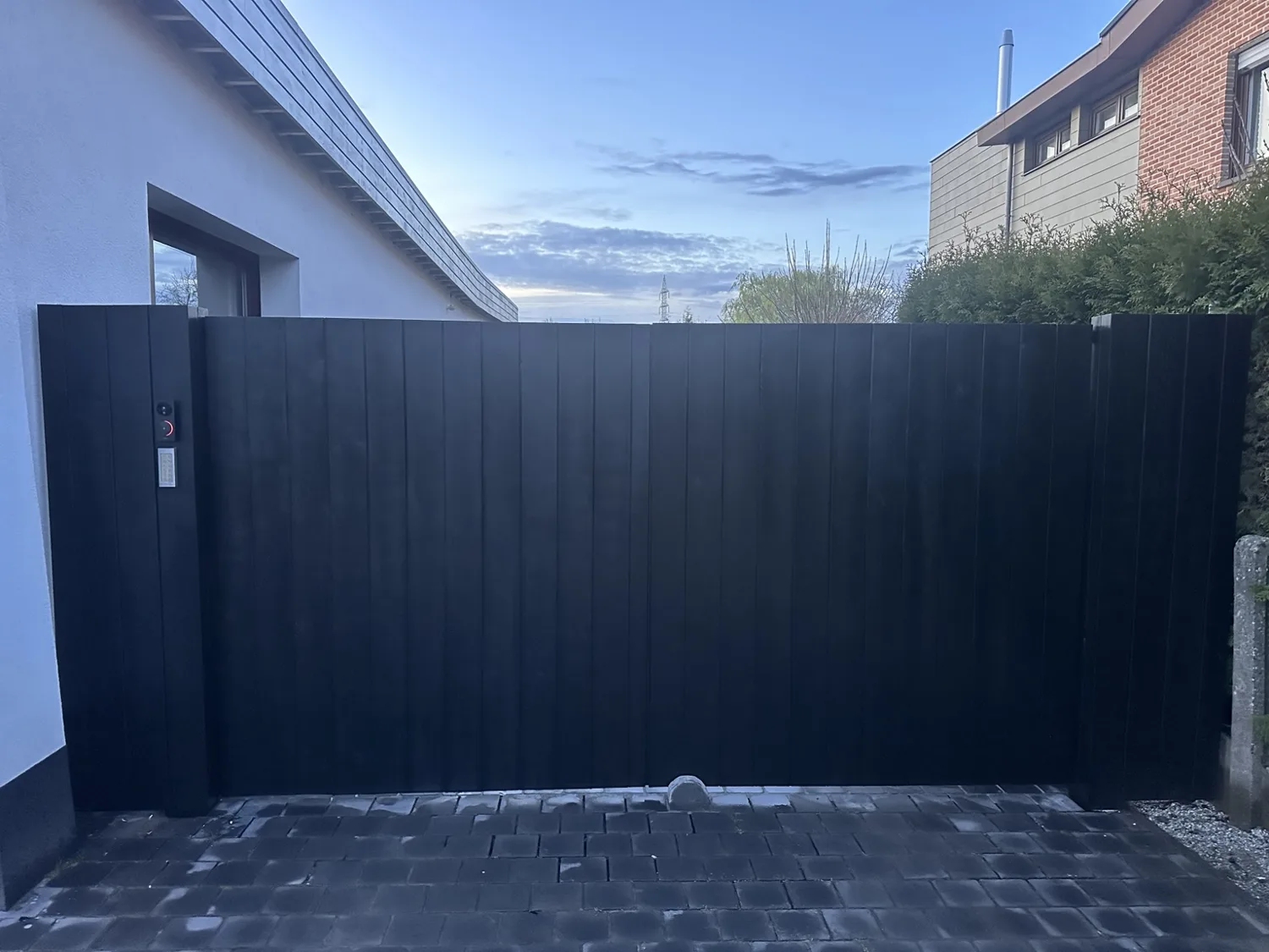 Zwarte toegangspoort op maat – realisatie Glas- & Schrijnwerken Tom Cools
